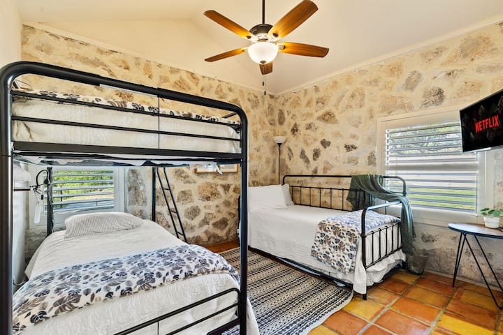 Ova soba s krevetima na kat ima dva jednokrevetna ležaja na kat i dnevni ležaj, savršen za djecu ili dodatne goste, a ima i televizor pričvršćen za zid.

