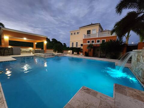 Oasis Escape House Pool Villa. 12 guests. Full A/C