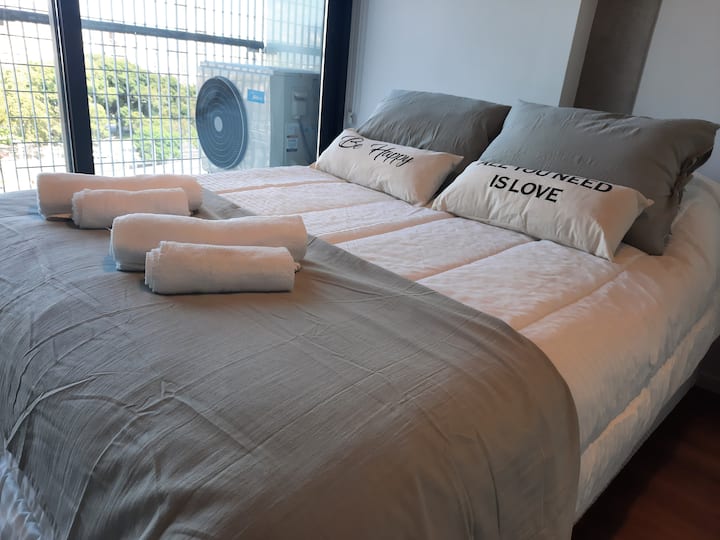 ️ **Estilo y confort**: sábanas y acolchados de diseño moderno para un descanso lleno de elegancia.