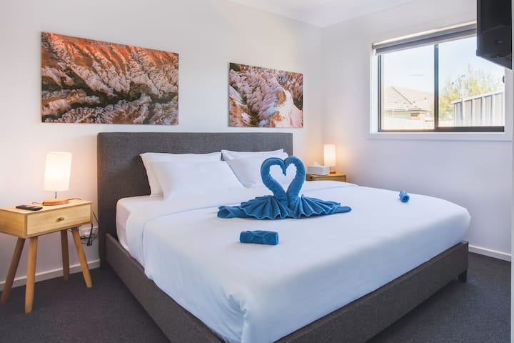 Chumba cha 2 cha Kitanda chenye kitanda aina ya King Bed na taa za kugusa na kebo 3 za kuchaji bandari. Kabati lenye viango, mto wa ziada na blanketi. SmartTV ya inchi 40. Picha za mpiga picha maarufu Huber. 