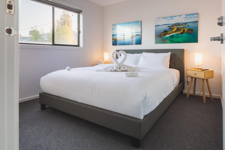 Chumba cha 2 cha Kitanda kama chumba cha 3 cha kitanda, vyote vina kitanda cha kifalme, Kabati la Kujenga na Televisheni mahiri ya 40".