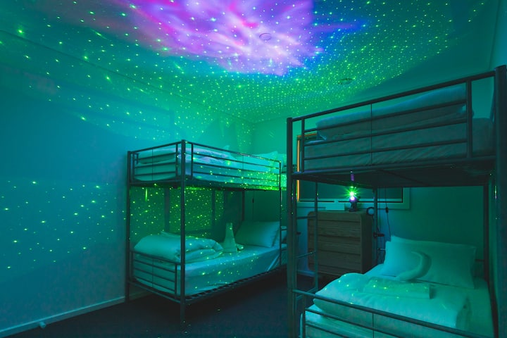 Chumba cha 4 cha Kitanda kilicho na Vitanda viwili vya Ghorofa. Vitanda vyote vina taa ya kusoma na kebo 3 za chaja ya bandari. Picha za mpiga picha maarufu Katharina Niebecker. Vitanda vya juu vina uzito wa juu wa kilo 80 kila kimoja. 