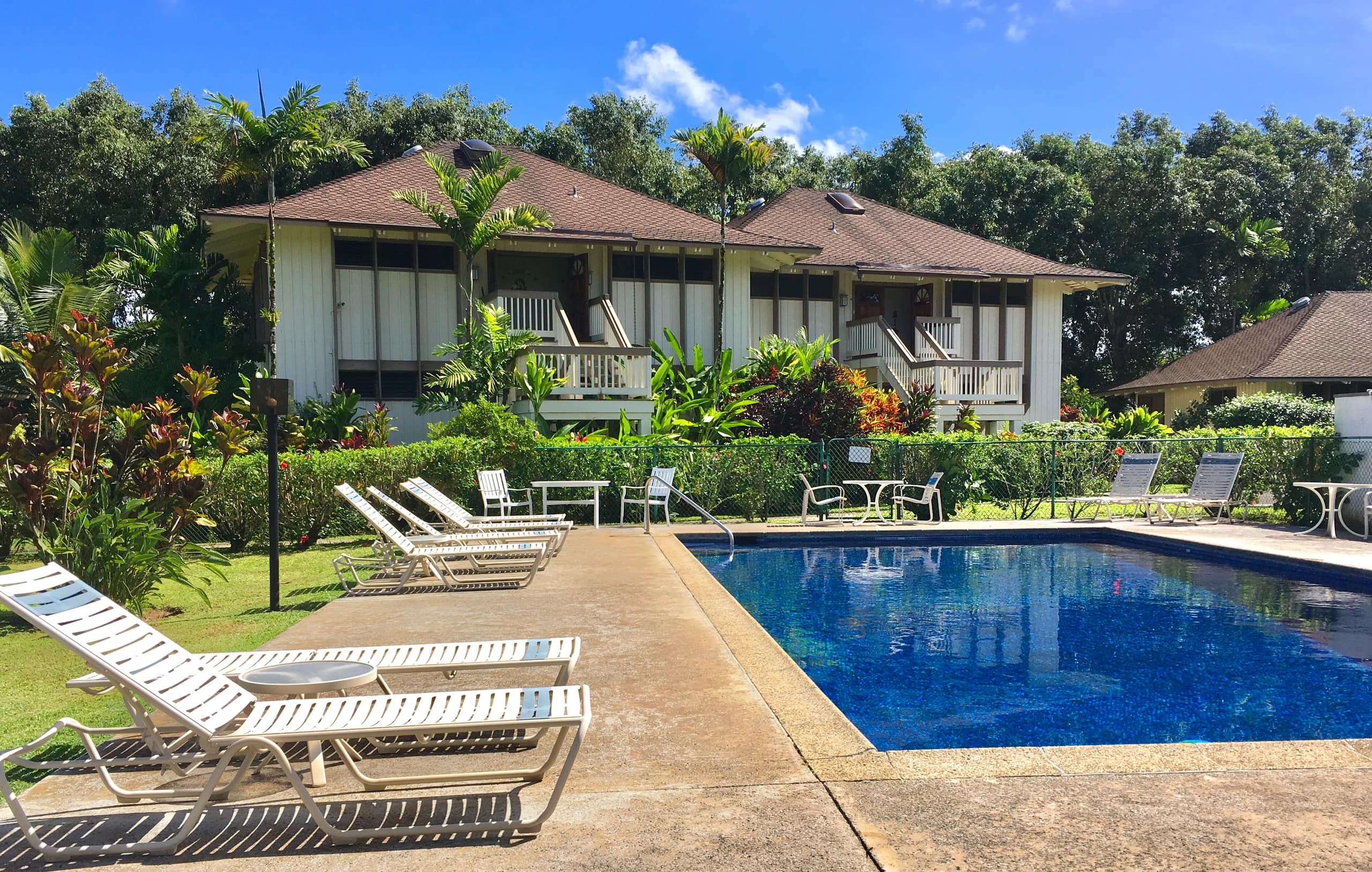 Top floor, King bed, full kitchen, A/C & pool - Photo 15