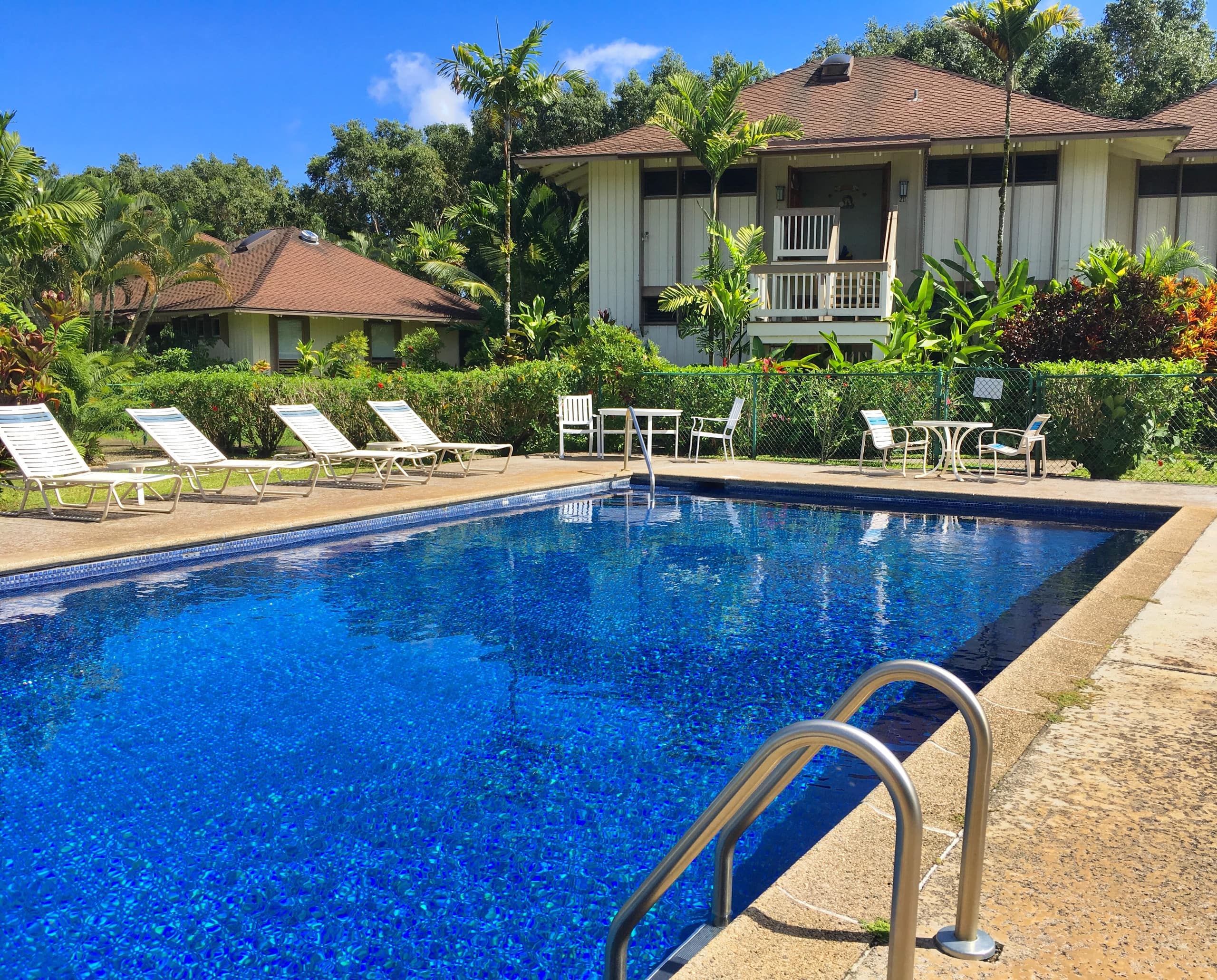 Top floor, King bed, full kitchen, A/C & pool - Main photo