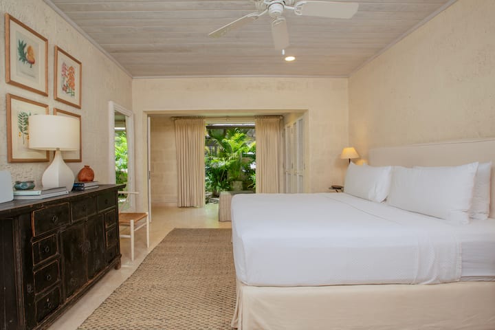 Mirna i sofisticirana spavaća soba sa velikim bračnim krevetom u SAD, dovoljno prostora za odlaganje odjeće i privatnim balkonom.