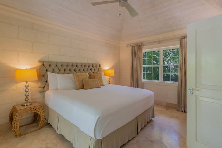 Sa zadivljujućim, visokim plafonima, ova spavaća soba ima dovoljno prostora za odlaganje odjeće, plafonski ventilator i klima-uređaj.