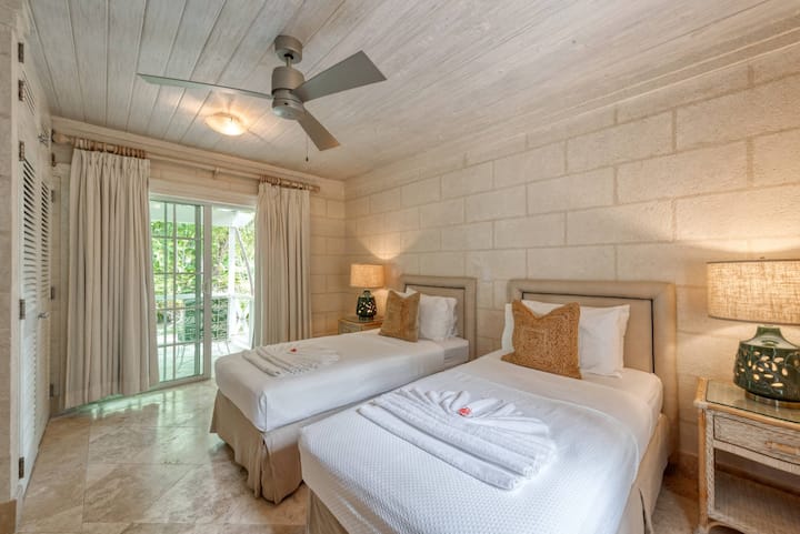 Spavaća soba s bračnim krevetom ili s bračnim krevetom i dovoljno prostora za odlaganje odjeće, plafonskim ventilatorom i klima-uređajem.