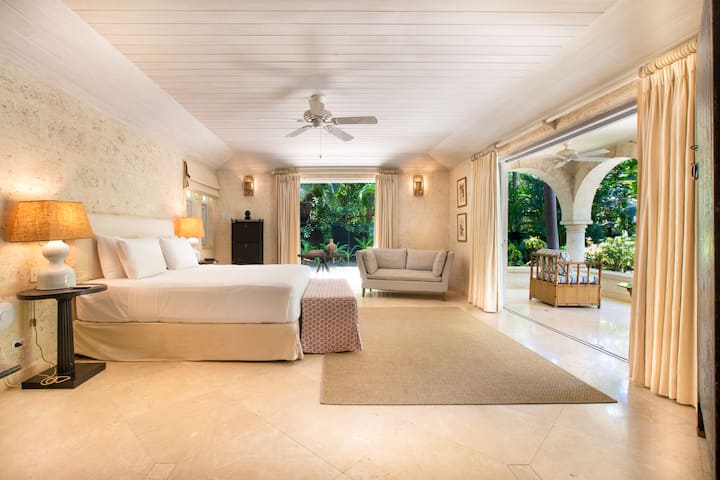 Prostrana i opuštajuća spavaća soba 2 s privatnim balkonom, dvobojem i zasebnom kupaonicom.