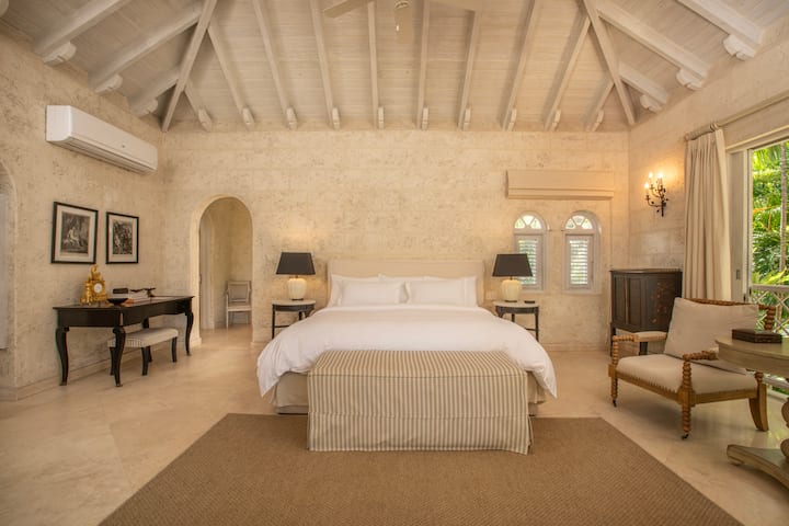 Luksuzna glavna spavaća soba s visokim plafonima, zasebnom kupaonicom, klima-uređajem i balkonom.