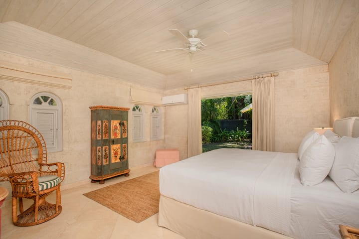 Šarmantna spavaća soba sa zasebnom kupaonicom i dovoljno prostora za odlaganje odjeće, plafonskim ventilatorom i klima-uređajem.