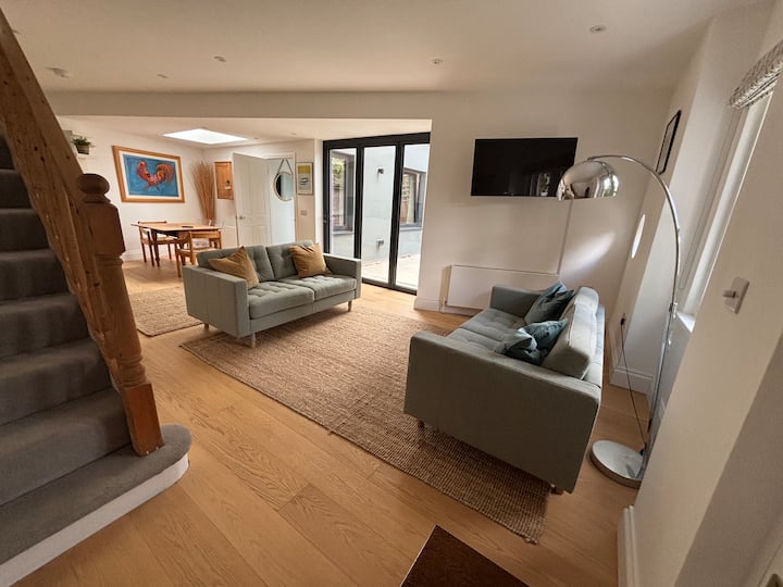 Newly Refurbished, 2 Bedroom Self-contained Flat - London