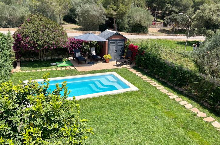 Apt. with pool and A/C for 6 person.