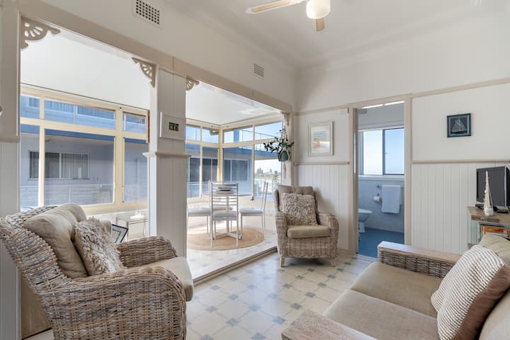 Delavan Darling: 1 Bedroom Couple Retreat - Toowoon Bay