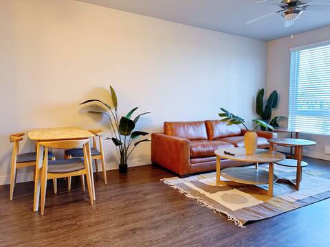 1BR Irvine｜  Luxury apt 65” TV Pool Gym