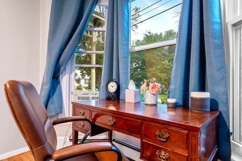 Cozy 3BR | Pet Friendly | Near Portland | Parking