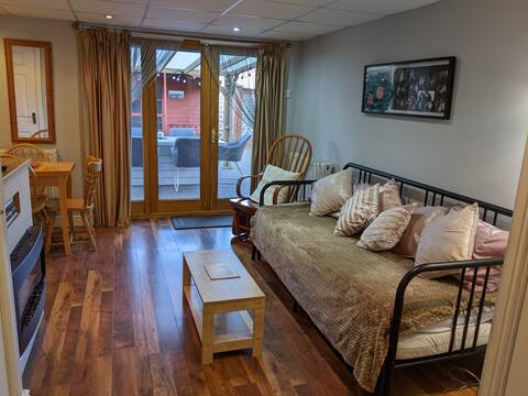 Popular Airbnb listing: Dale side apartment in Ashfield