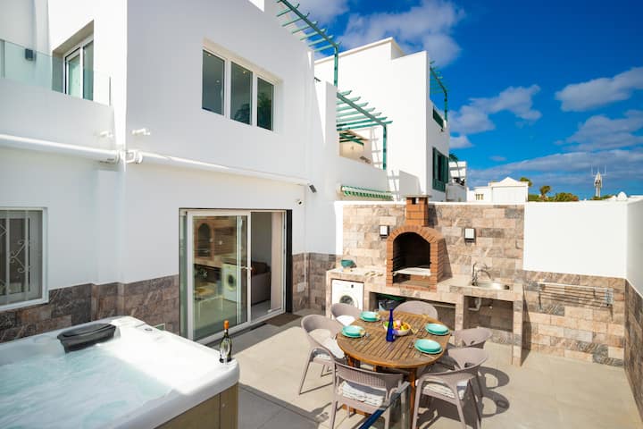 Modern 2 Bed Apartment With Jacuzzi Pto Del Carmen - Puerto del Carmen