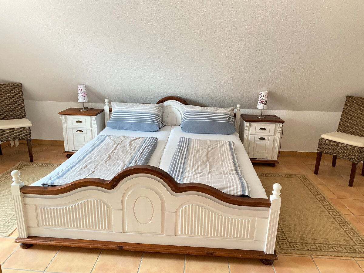 1. غرفة النوم العلوية 