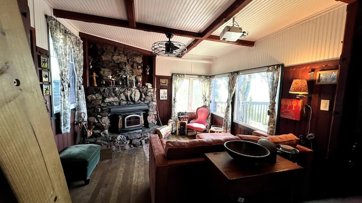 No se vuelve más acogedor que esto. Ten en cuenta el proyector en el techo (con streaming) y una pantalla de proyección desplegable de la vieja escuela. No hay ningún televisor, sino un proyector conectado al wifi para transmitir películas y programas.