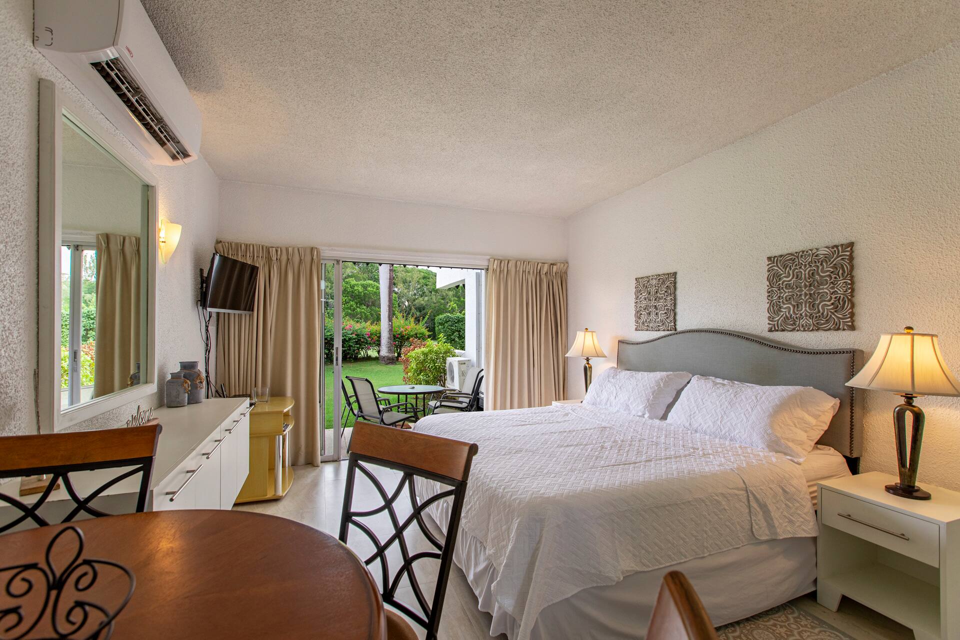 Cozy studio apt in Rockley Golf and Country Club