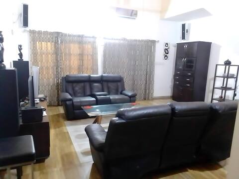 2BR Modern Apt 15mn 2 Airport+Free Wi-Fi+Generator