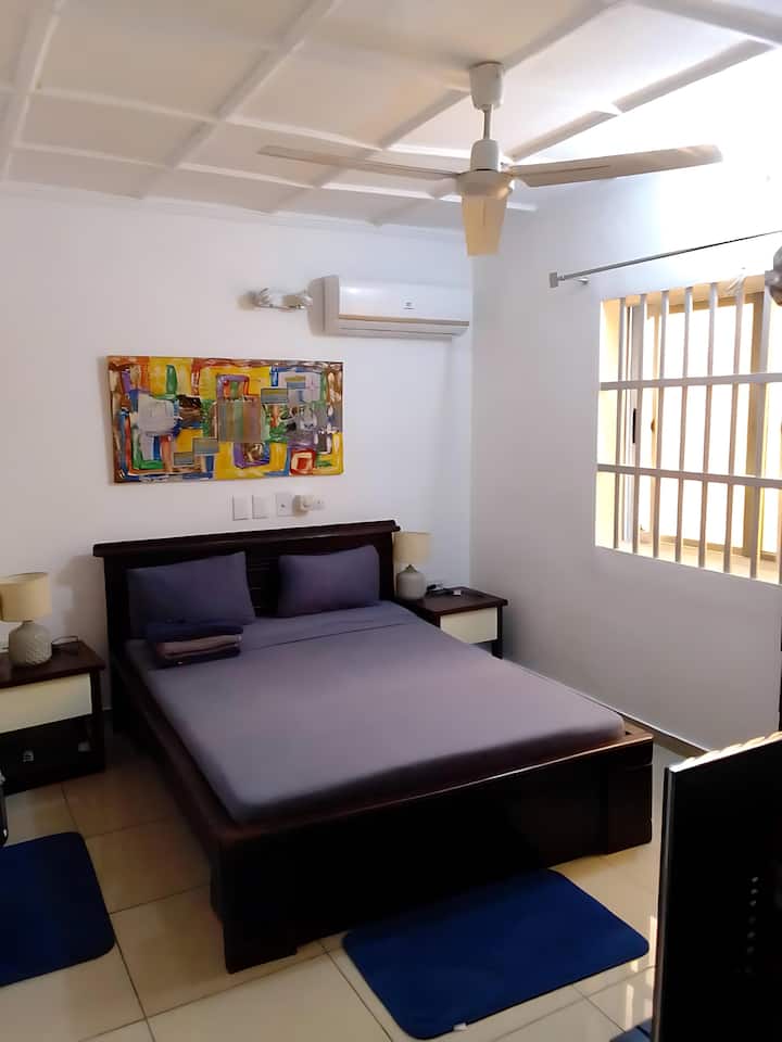 Spálňa 2 z 2 s manželskou posteľou Queen, môže spať 2.