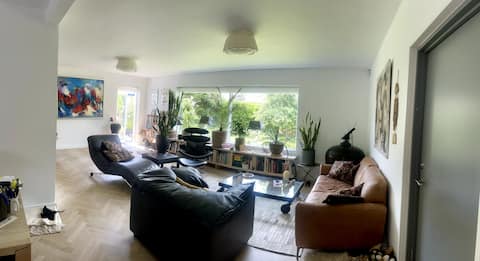 Adorable private bedroom+bathroom.
Free parking