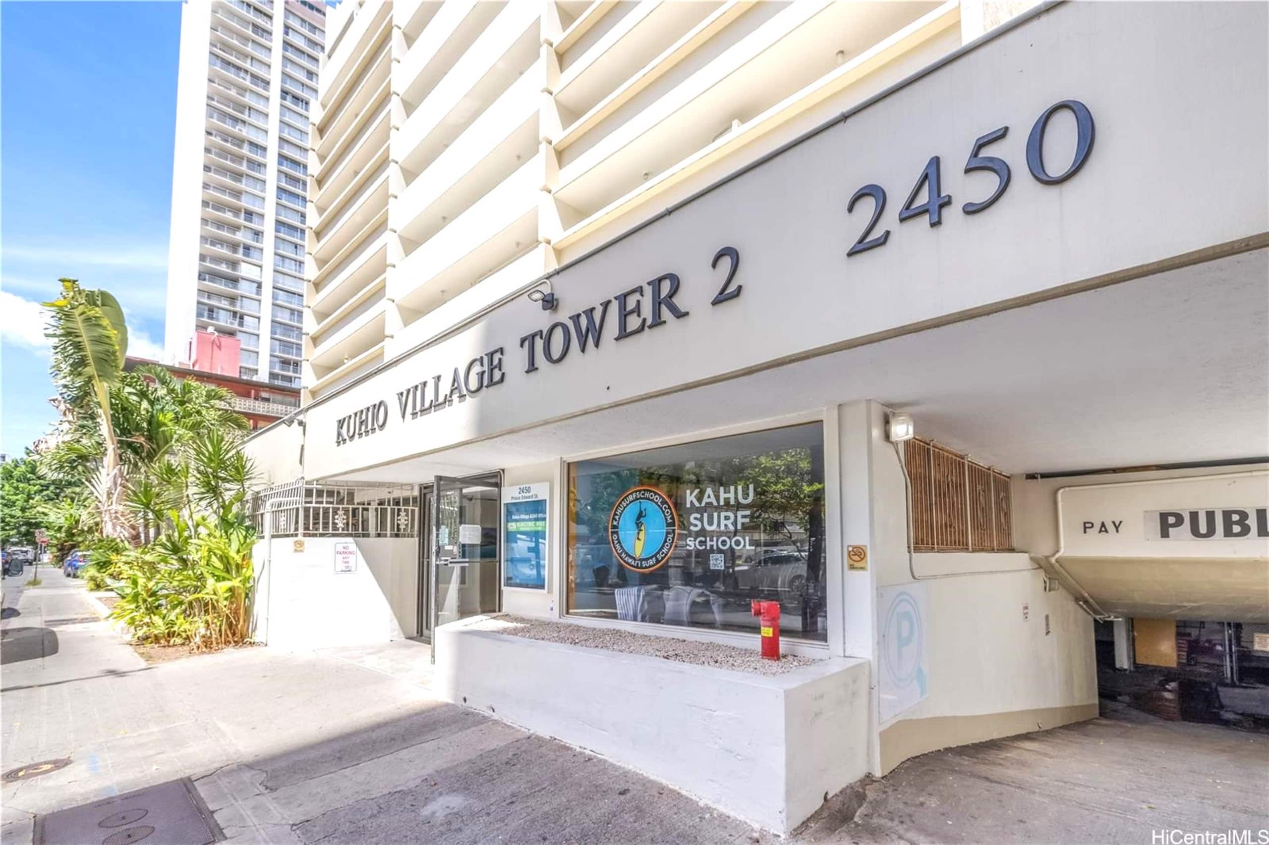 Condo in Honolulu · ★4.79 · Studio · 2 beds · 1 private bath - Image 8