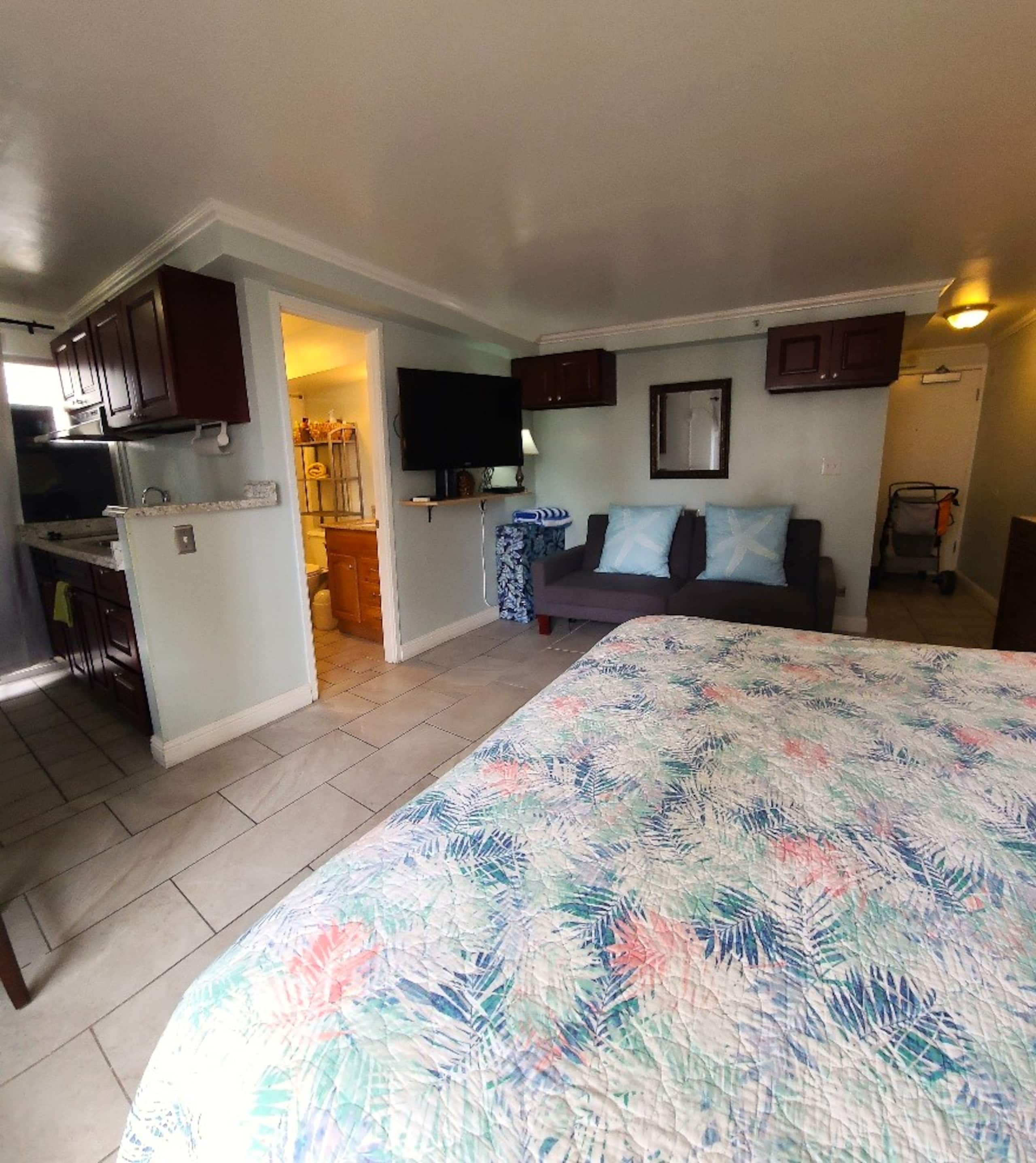 Condo in Honolulu · ★4.79 · Studio · 2 beds · 1 private bath - Image 3