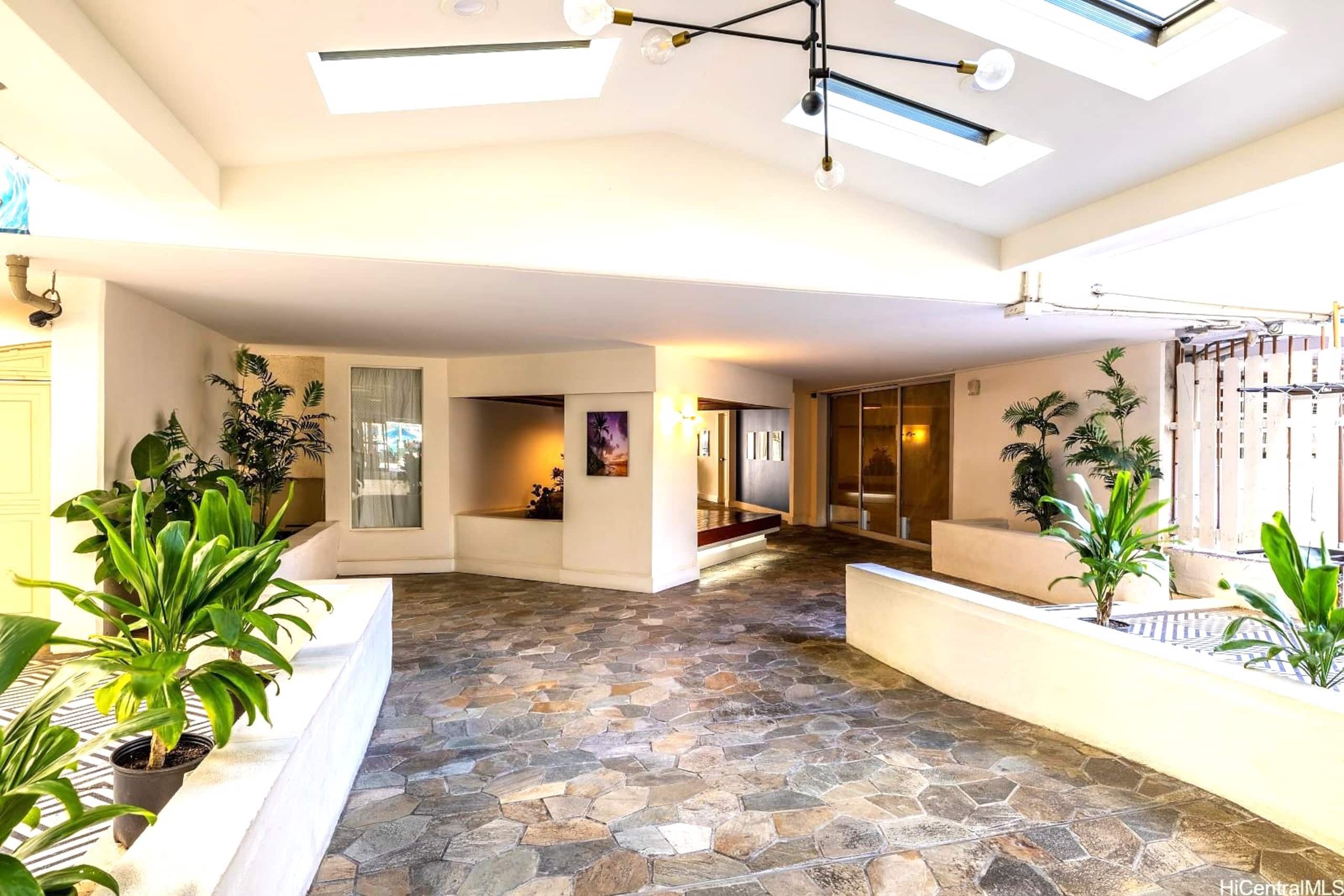 Condo in Honolulu · ★4.79 · Studio · 2 beds · 1 private bath - Image 25