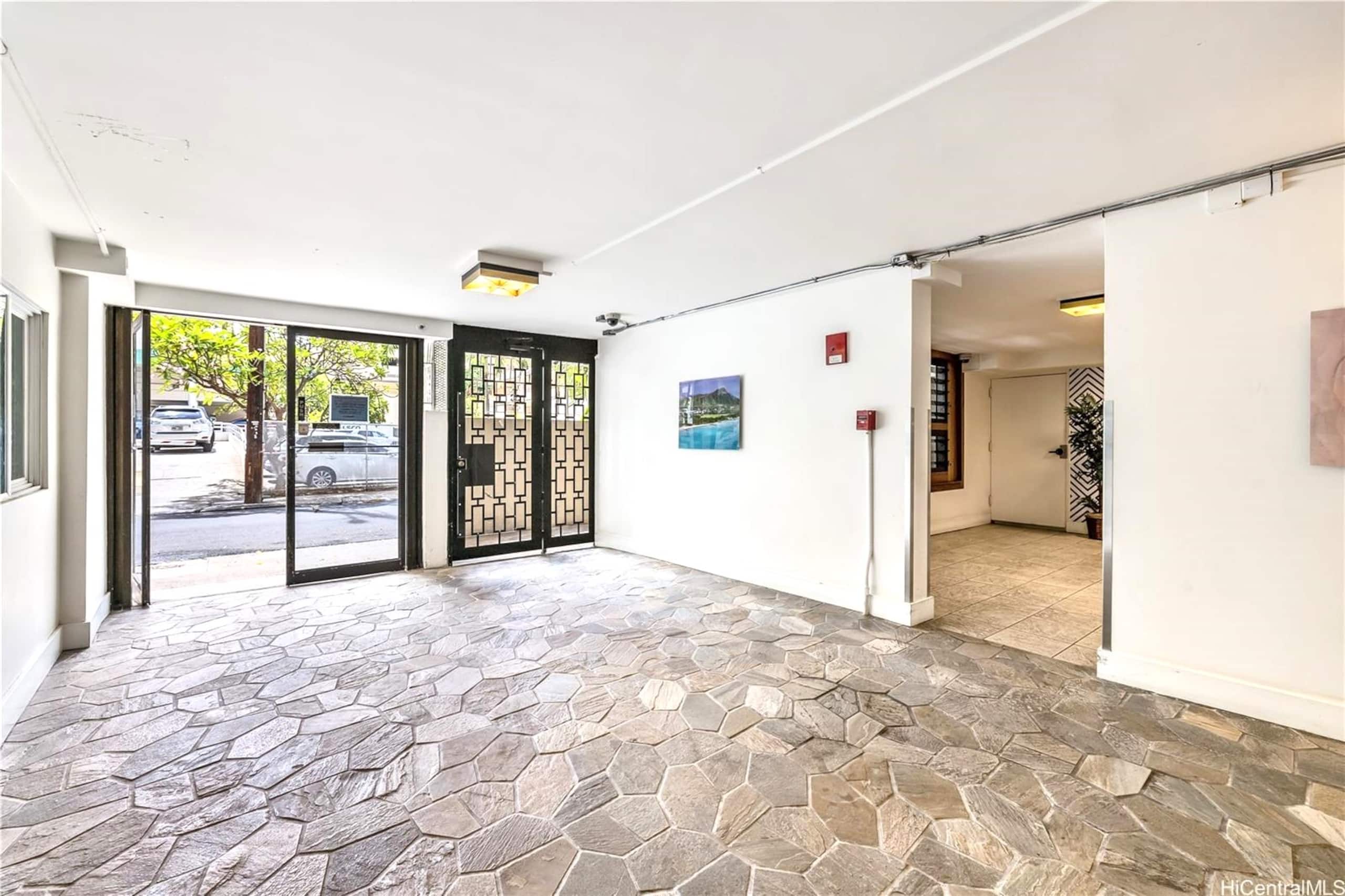Condo in Honolulu · ★4.79 · Studio · 2 beds · 1 private bath - Image 23