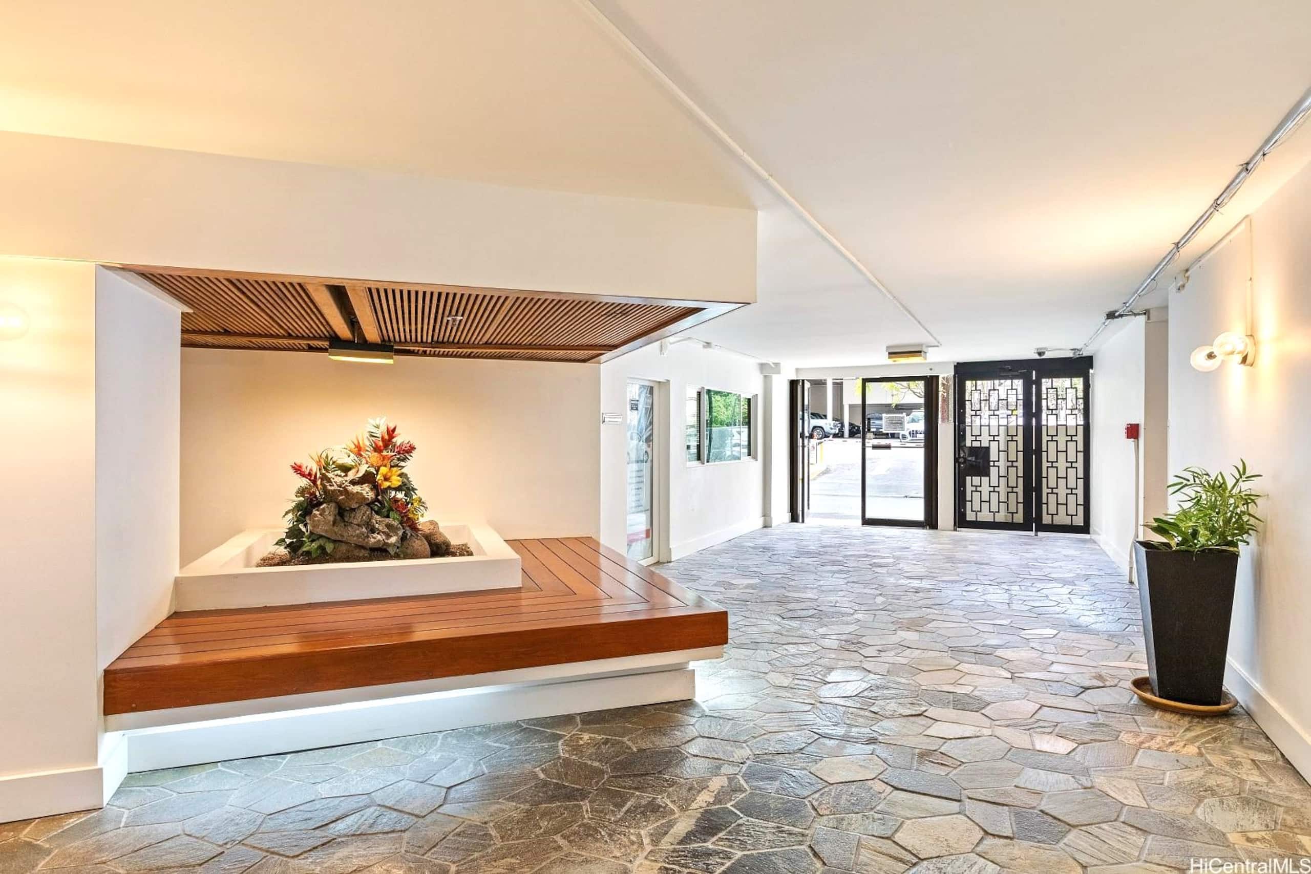 Condo in Honolulu · ★4.79 · Studio · 2 beds · 1 private bath - Image 22