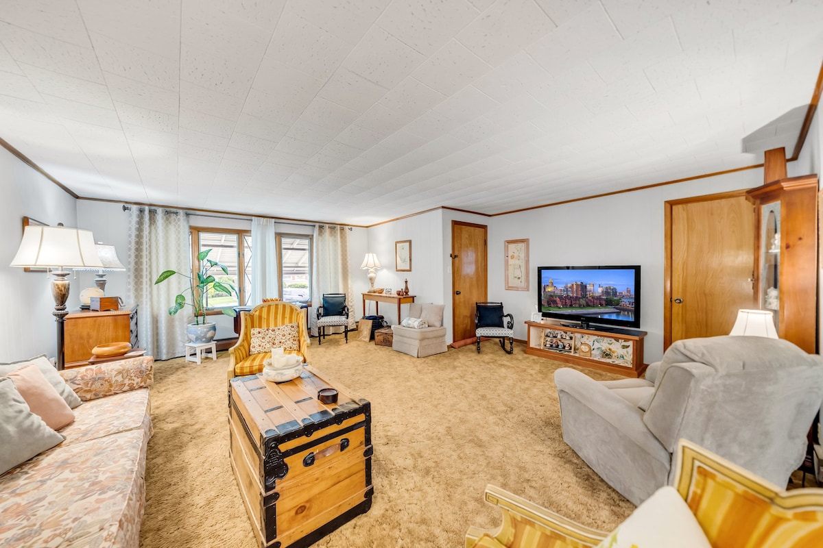 Top performing Airbnb: Spacious 1st floor duplex in quiet North Buffalo in Buffalo