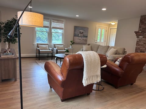 Successful Airbnb property: 5 Min Walk to Bay Beach! Large, Newly Renovated! in North Eastham