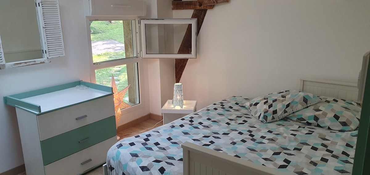 Krevat 160 * 200, dhomë gjumi e vendosur lart.