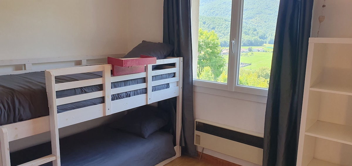 2 krevate marinarë në 90*200, dhomë gjumi e vendosur në katin përdhes.