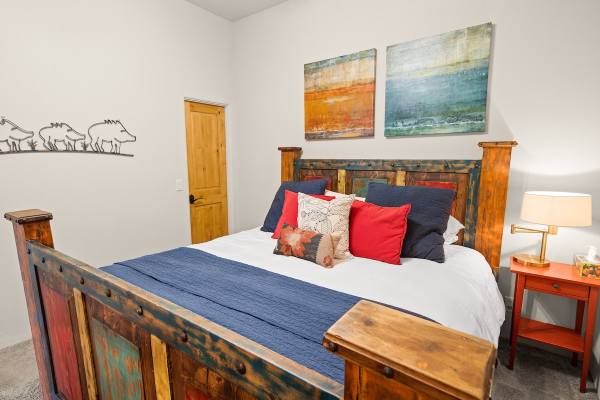 Lagere slaapkamer, aangepast kingsize bed.