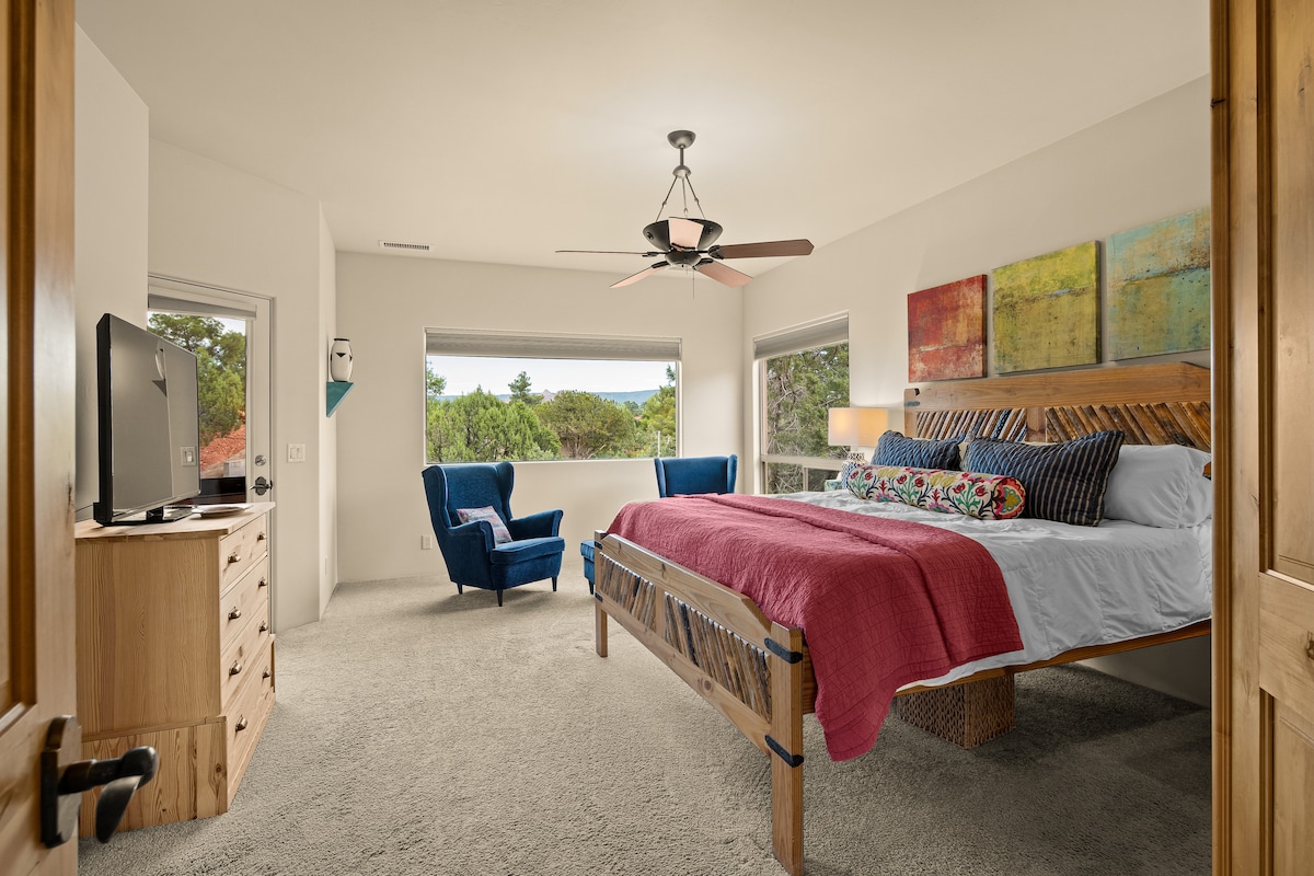 Ingang naar mastersuite met verduisteringsgordijnen, tv en uitzicht.