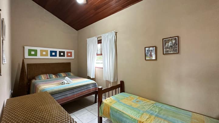 За ваше удобство в стаята има 1 двойно легло и  1 единично легло