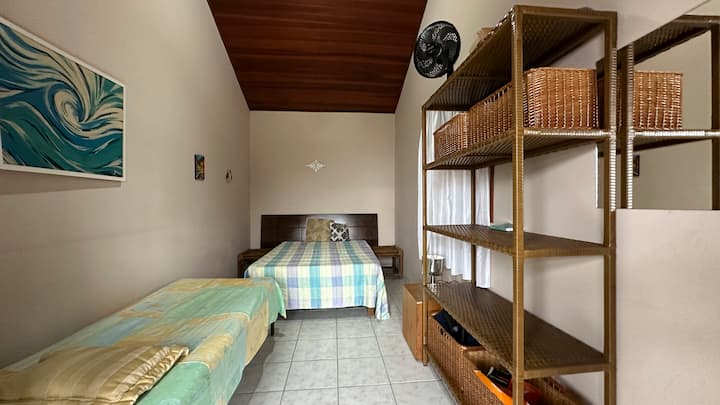 До двойното легло има две нощни шкафчета за ваше удобство