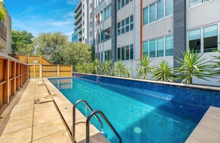 CITY + MCG 4+ BEDROOMS 2+ BATH, VIEWS-SLEEPS 8-10 gallery image 2