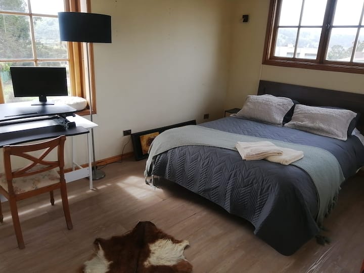 Ორადგილიანი საწოლი, სააბაზანო, მეორე სართულზე.