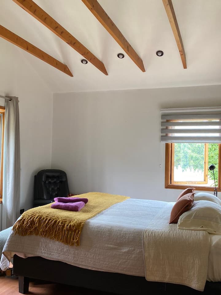 Საწოლი დიდი ზომის, საწოლი ოთახში, სააბაზანო