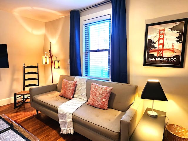 *Fort Hill Inn: Penthouse Duplex* Close to Center