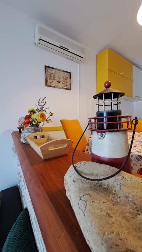 Popular Airbnb listing: “Yellow paradise” 1BD apartment in Klenovica