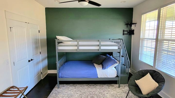 เตียงสองชั้นที่แข็งแรงพร้อมบันไดช่วยให้แม้แต่ผู้ใหญ่นอนบนเตียงสองชั้นด้านบนได้อย่างง่ายดาย ขนาดเต็มนอนได้ไม่เกิน 4 คน