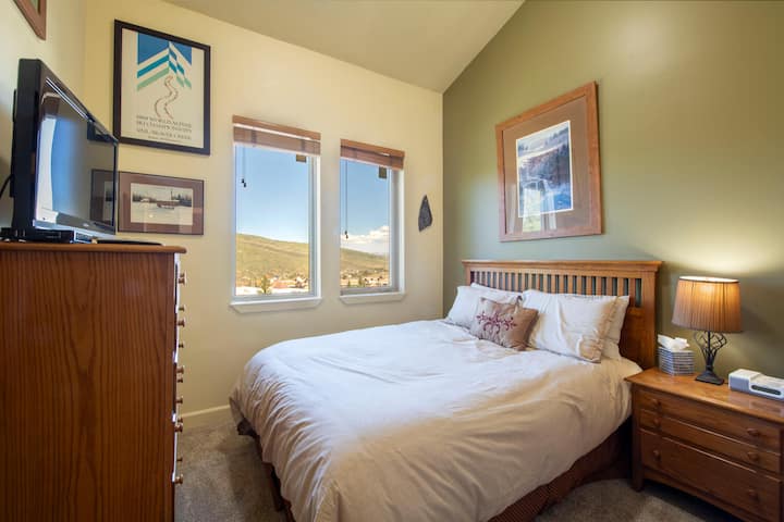 Гостинска спална соба со брачен кревет (широк 150-179 см) на главниот кат 