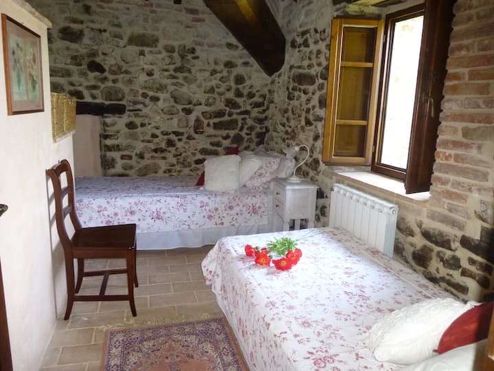 Chumba cha kulala na vitanda viwili vya mtu mmoja.