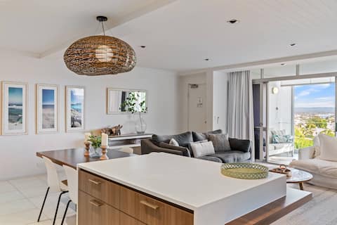 Top Airbnb: Noosa Hill Apt, Views, Pool, with Hasting St, Beac in Noosa Heads