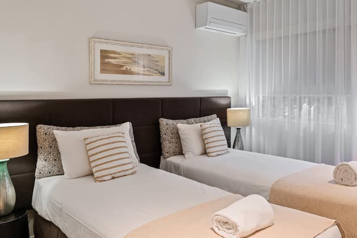 Chumba cha kulala cha watu wawili kilicho na kiyoyozi na feni ya dari.